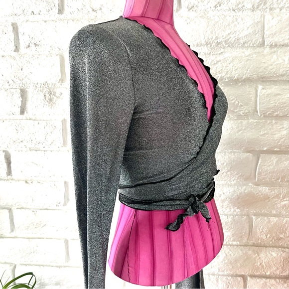 Urban Outfitters Silver Knit Long Sleeve Knot Front Crop Top Sz L A-1 - Picture 3 of 6